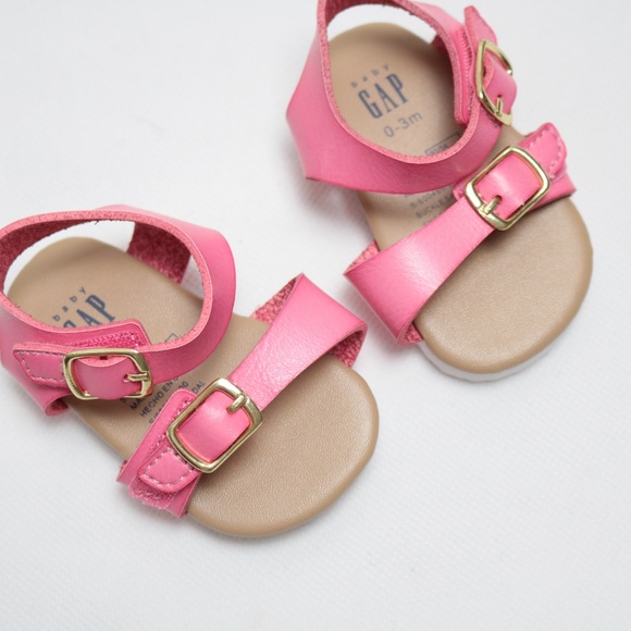 GAP Baby Infant Girls Shocking Pink Buckle Strap Sandals Size 0-3M - Picture 3 of 6